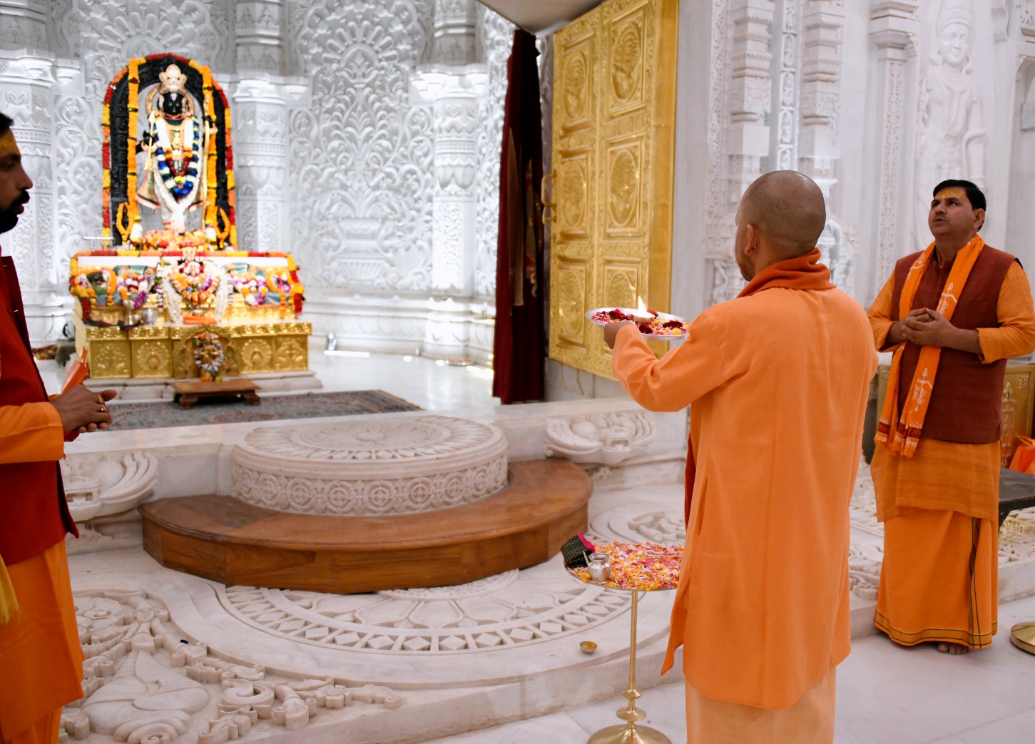 मुख्यमंत्री ने श्रीराम मंदिर और हनुमानगढ़ी में की पूजा-अर्चना